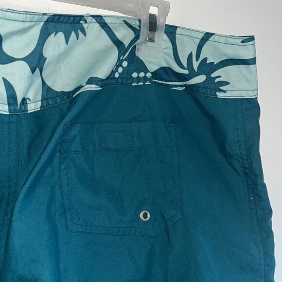 EXCELLENT CONDITION WOMEN’S SIZE 10 CARVE DESIGNS 11” BOARD SHORTS - Picture 3 of 5